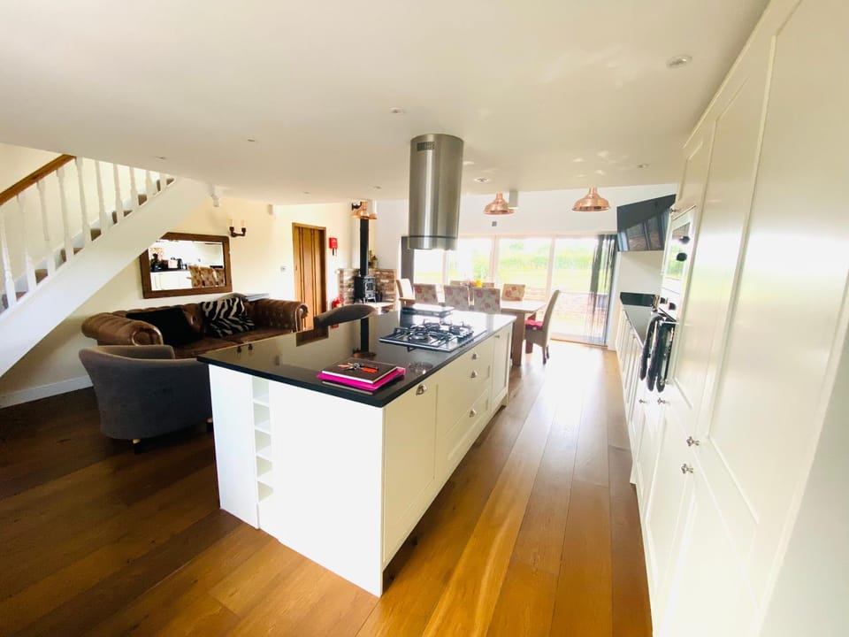 TV and multimedia, Kitchen or kitchenette, Living room, Seating area, Dining area
