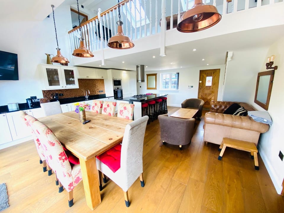 TV and multimedia, Kitchen or kitchenette, Living room, Seating area, Dining area