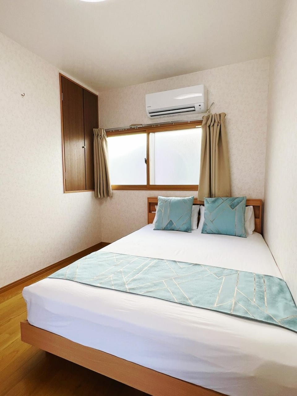 Photo of the whole room, Bedroom