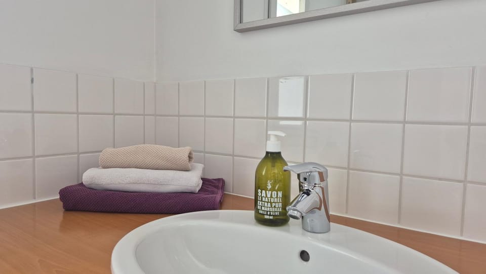 Bathroom, towels