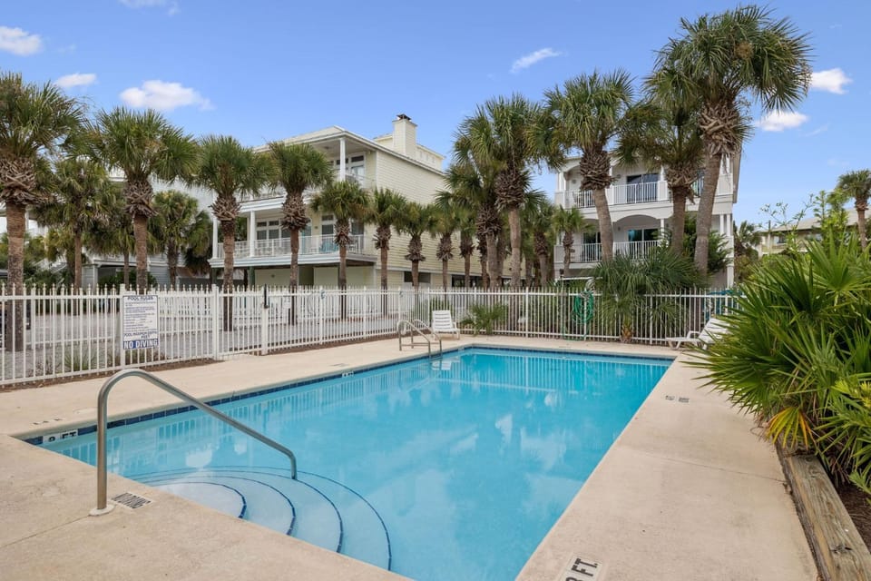 Neighbourhood, Swimming pool