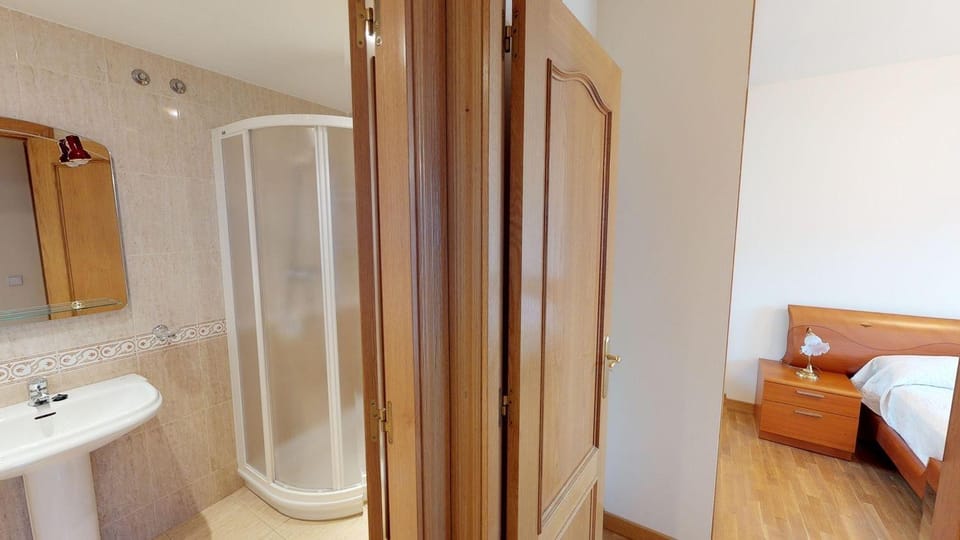 Sleeping Inn -- Guest House -- License VUT 786 -- Two bedrooms with one private bathroom -- No kitchen Apartment in Gijón