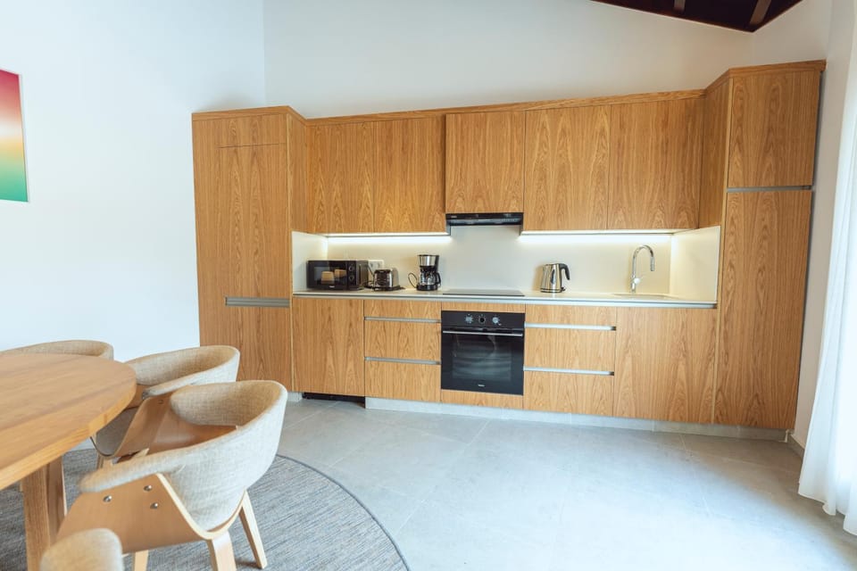 Coffee/tea facilities, Kitchen or kitchenette, oven, stove
