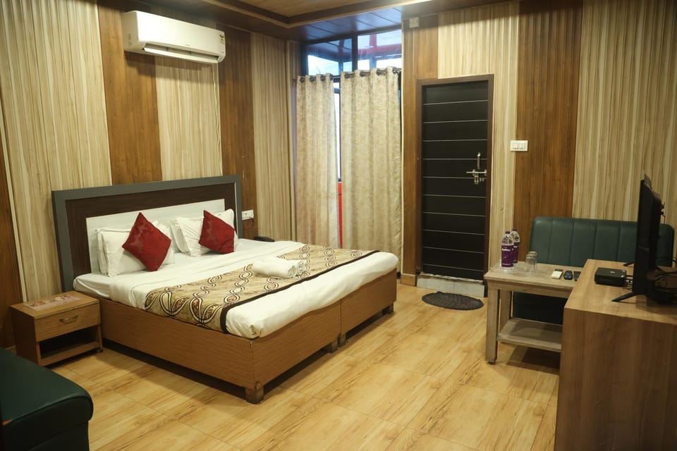 Bed, TV and multimedia, Bedroom, air conditioner