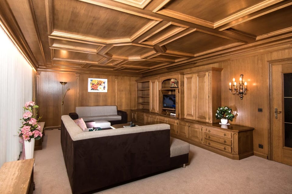 Communal lounge/ TV room, Living room