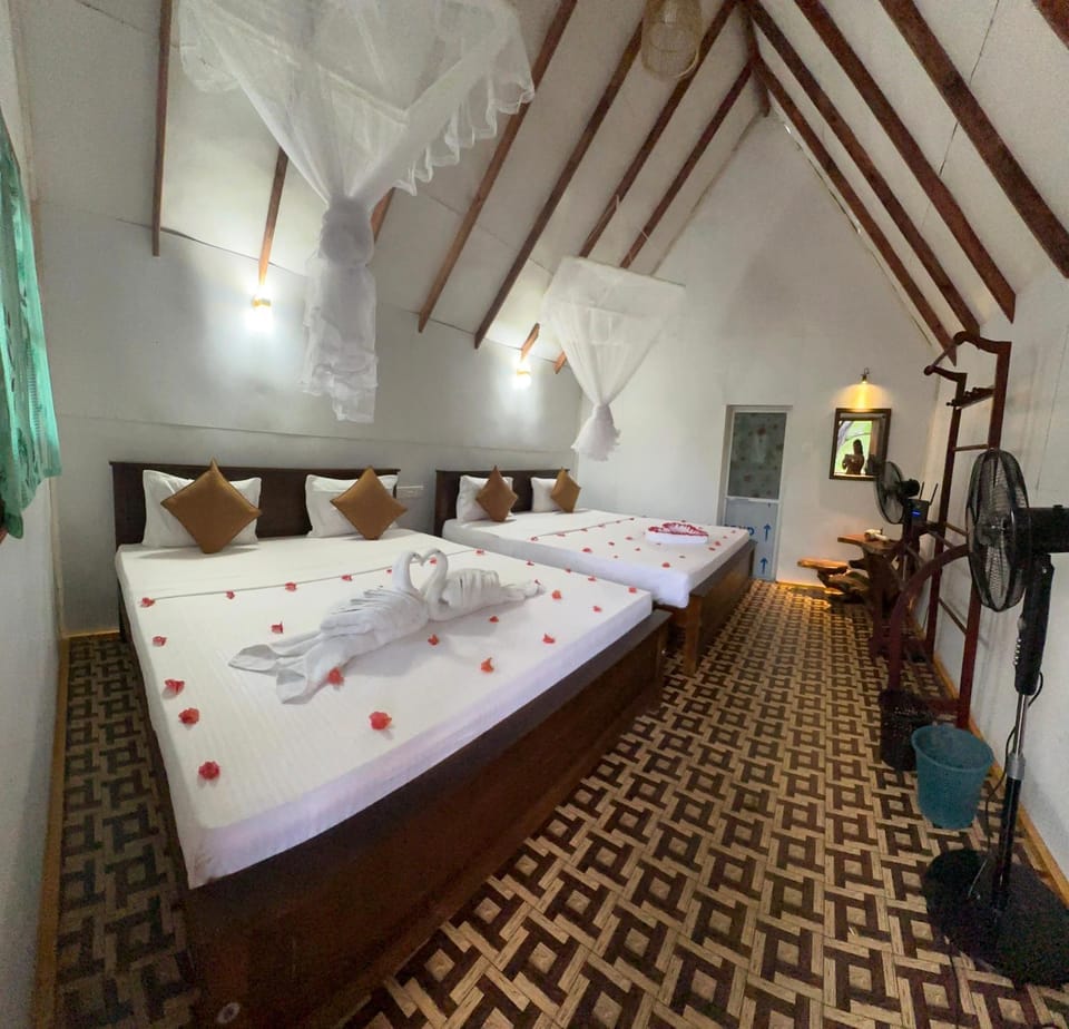 Bed, Bedroom, towels