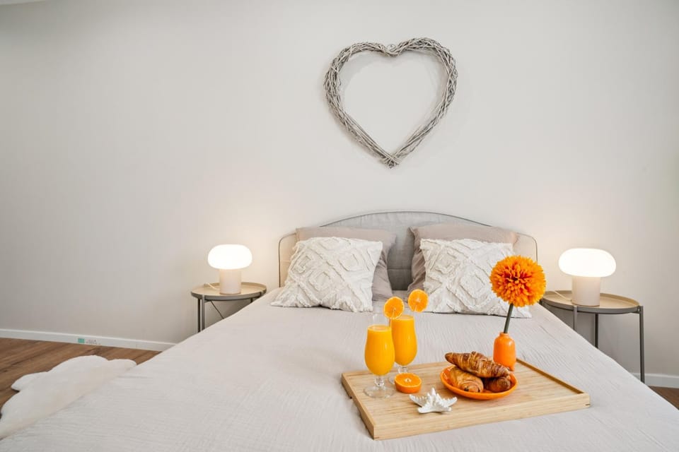 Bed, Food and drinks, Photo of the whole room, Bedroom, Food, Drinks