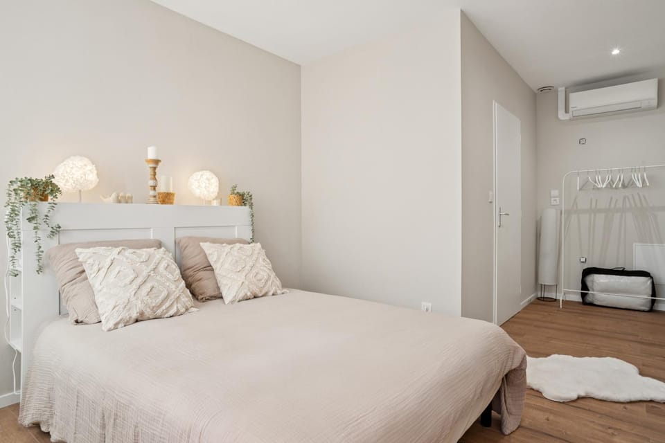 Bed, Photo of the whole room, Bedroom, towels, air conditioner