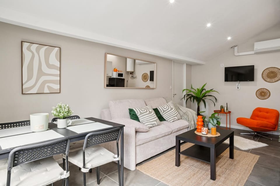 Communal lounge/ TV room, TV and multimedia, Kitchen or kitchenette, Living room, Seating area, Dining area, air conditioner