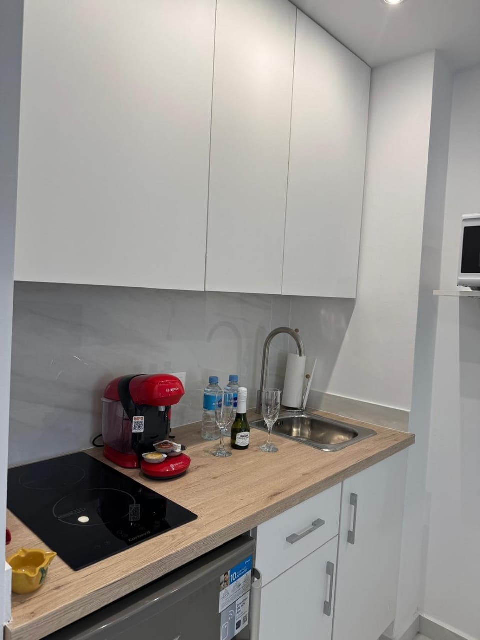 Coffee/tea facilities, Kitchen or kitchenette, stove, toaster