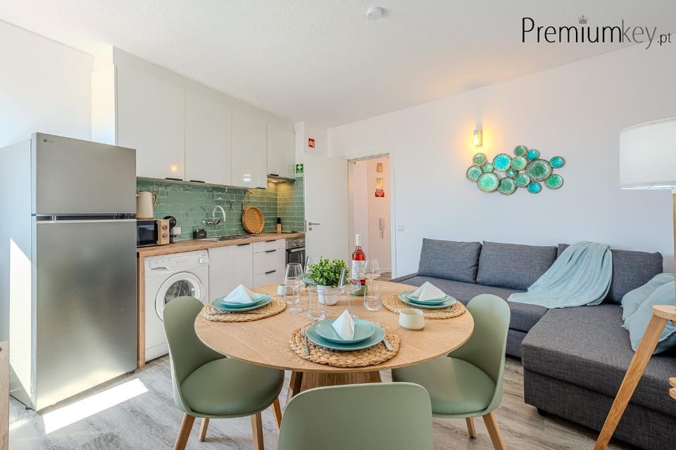 Kitchen or kitchenette, Seating area, Dining area, oven