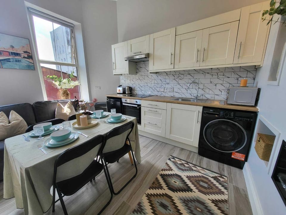 Top Location - Newly Refurbed 2BD Sleeps 6 W Loft Apartment in Cork City