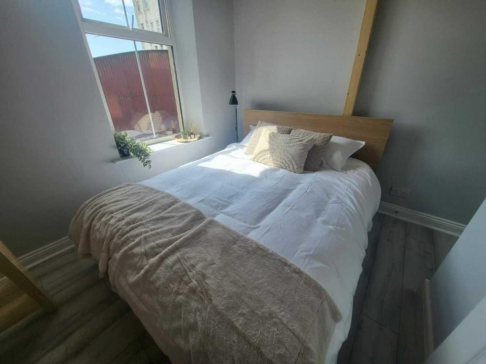 Top Location - Newly Refurbed 2BD Sleeps 6 W Loft Apartment in Cork City