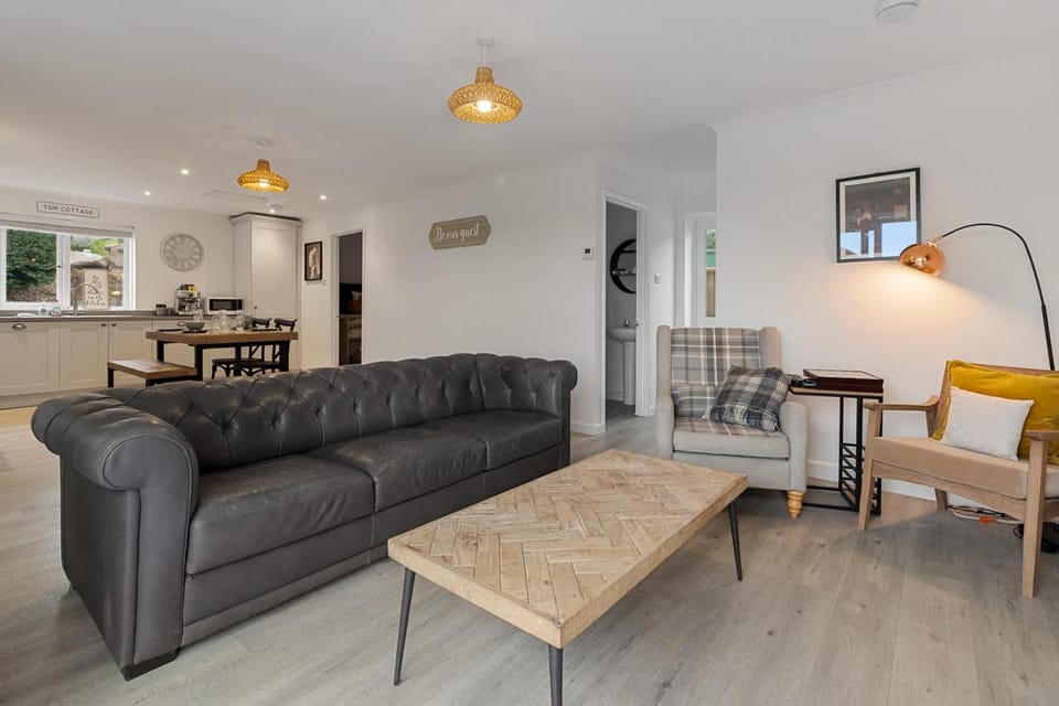 Fishing, Hot Tub, TV and multimedia, Kitchen or kitchenette, Living room, Decorative detail, Seating area, Dining area, Swimming pool, internet, pet friendly