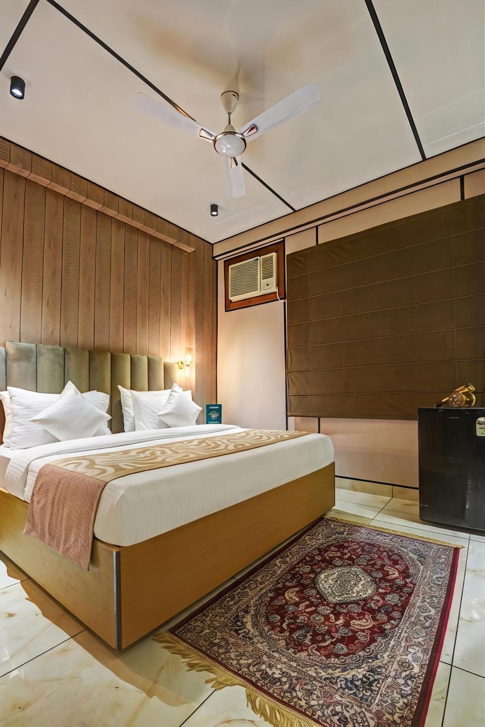 Bed, Photo of the whole room, Bedroom, fireplace