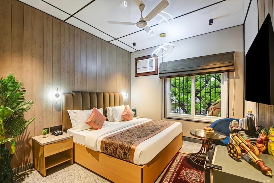 Bed, TV and multimedia, Living room, Food and drinks, Photo of the whole room, Seating area, Bedroom, Food, fireplace, towels, air conditioner