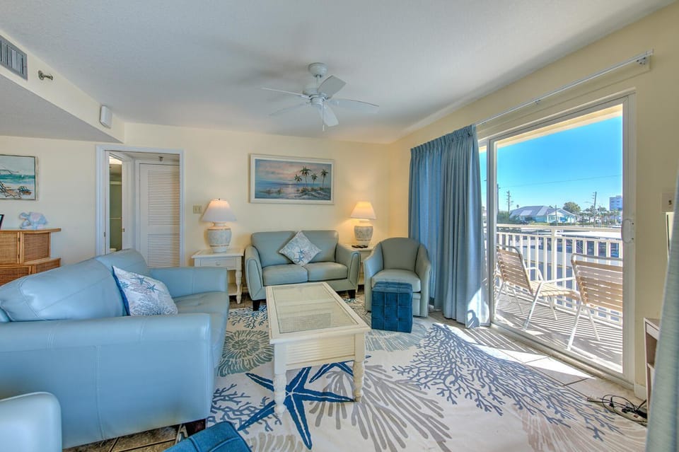 Day, TV and multimedia, Balcony/Terrace, Living room, Seating area, furniture, air conditioner