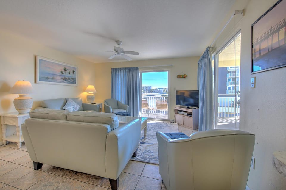 Day, TV and multimedia, Balcony/Terrace, Living room, Seating area, Sea view, furniture