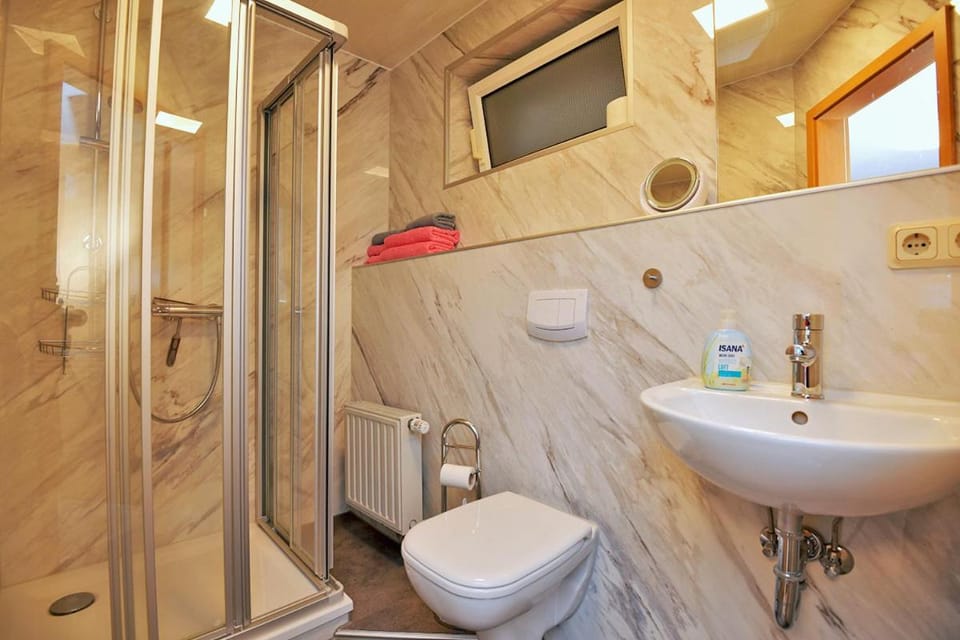 Shower, Toilet, towels
