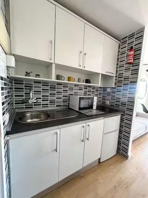 Kitchen or kitchenette, minibar, pet friendly, stove