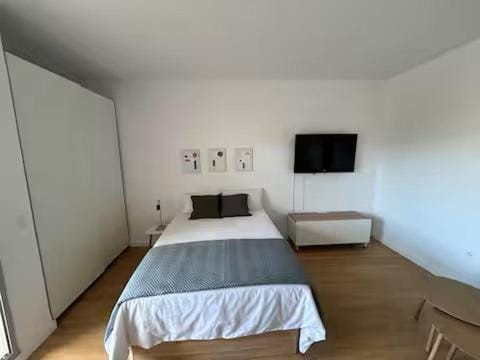 Communal lounge/ TV room, Bed, TV and multimedia, Photo of the whole room, Evening entertainment, Bedroom, wardrobe