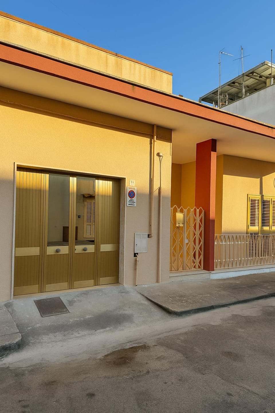 Property building, Facade/entrance, Parking
