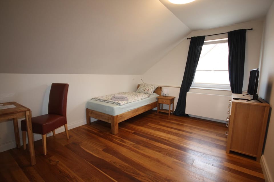 Bed, TV and multimedia, Photo of the whole room, Seating area
