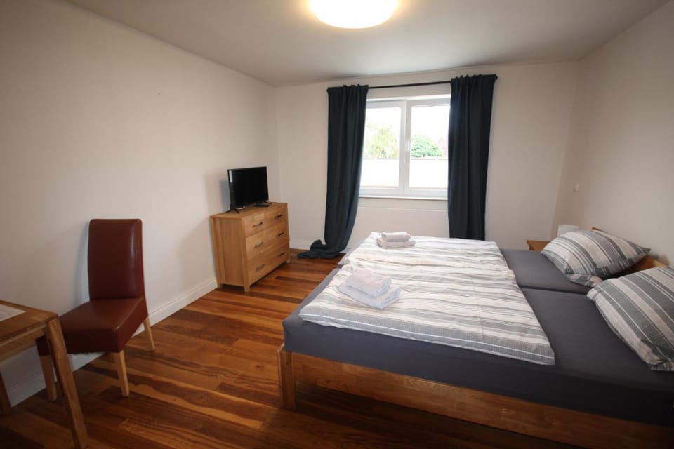 Bed, TV and multimedia, Photo of the whole room