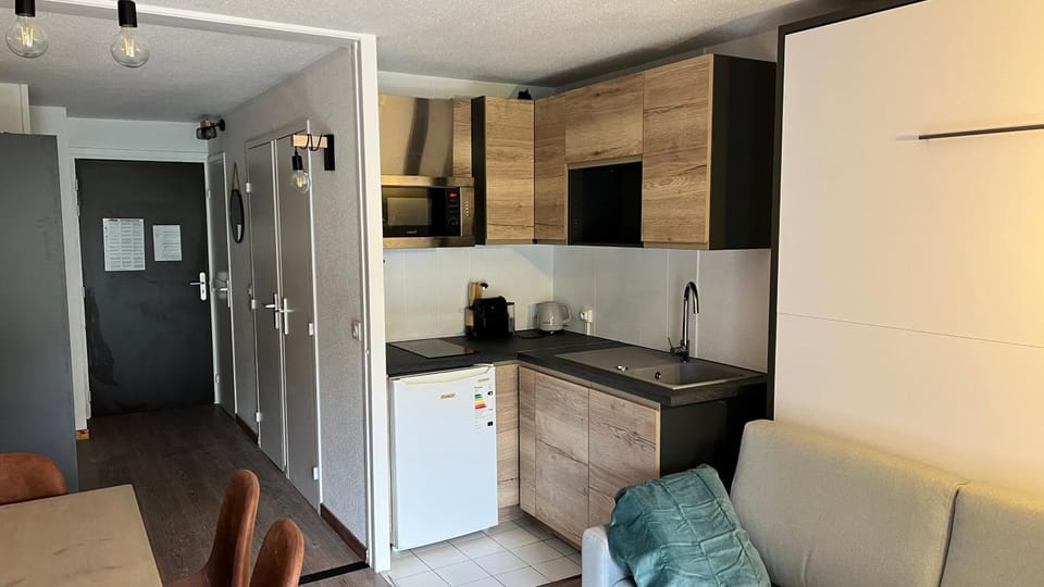 Kitchen or kitchenette, dishwasher, stove