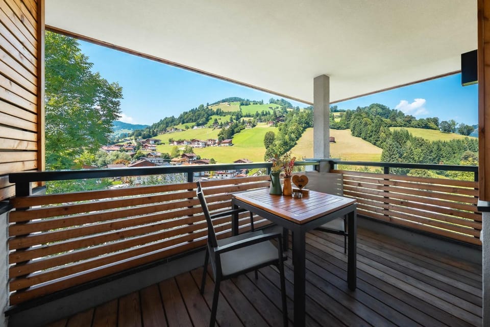 Natural landscape, View (from property/room), Balcony/Terrace, Dining area, Mountain view