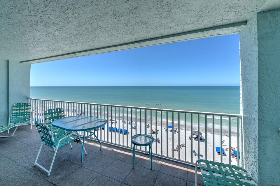 Day, Balcony/Terrace, Seating area, Beach, Sea view, furniture