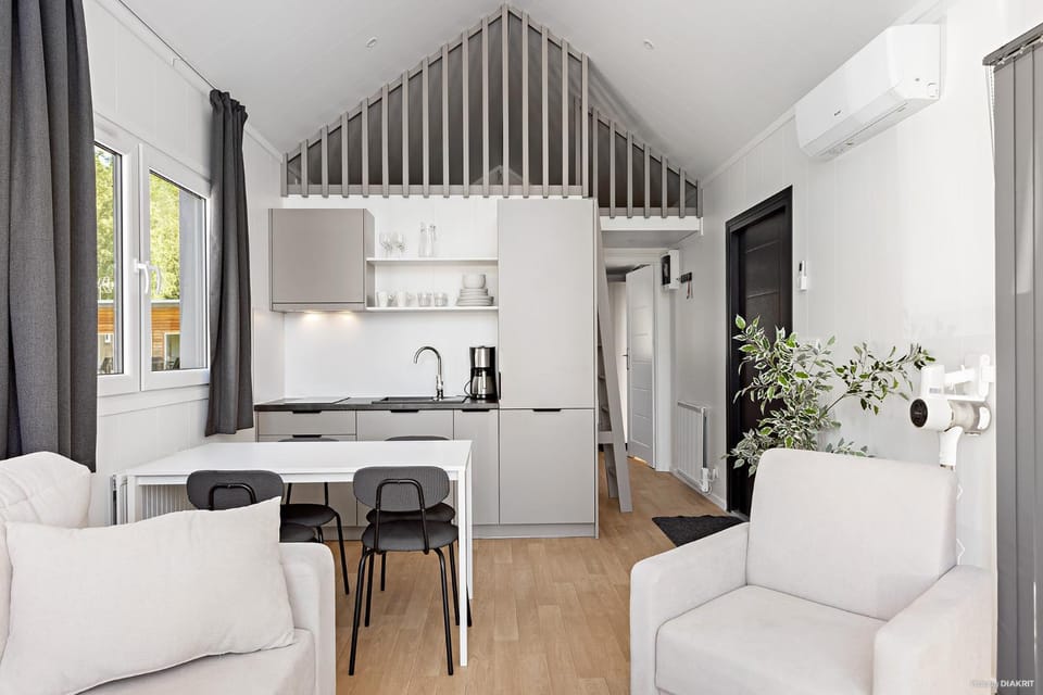 Coffee/tea facilities, Kitchen or kitchenette, Living room, Seating area, Dining area, stove