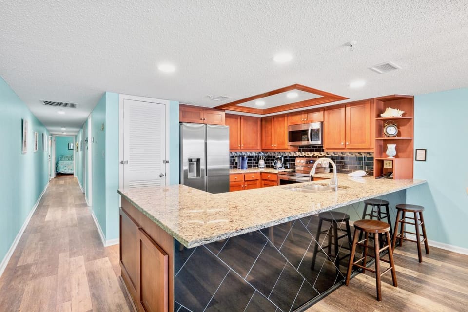 Kitchen or kitchenette, microwave, kitchen