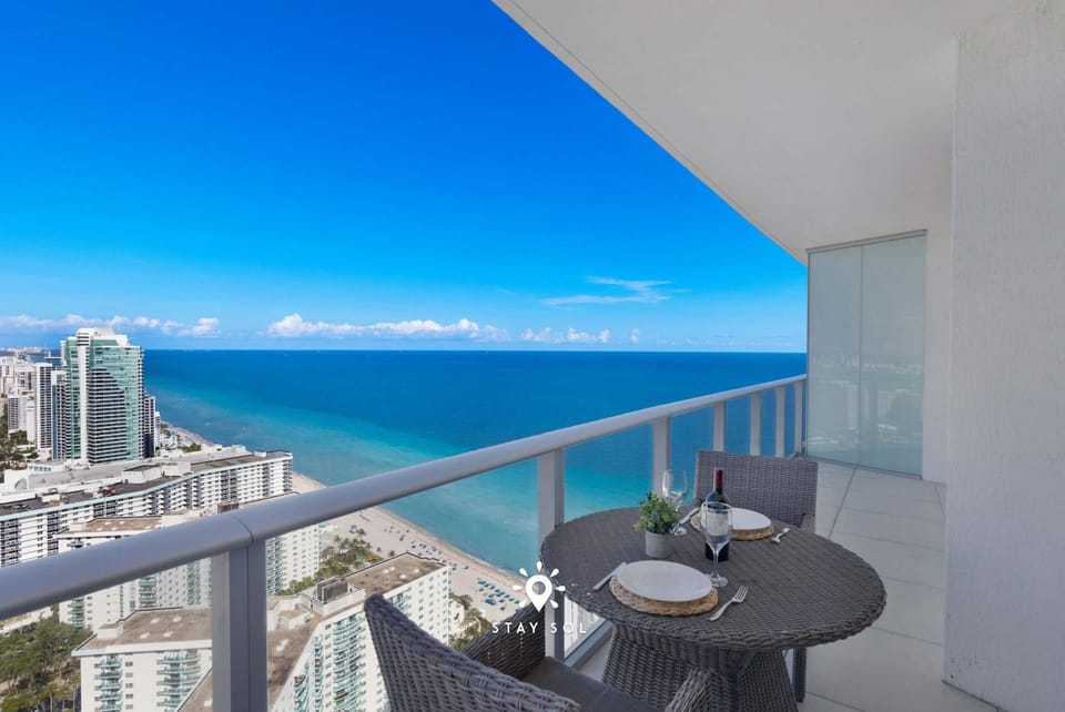 Stunning 1BR Apt With Ocean View Balcony Apartment in Hollywood Beach