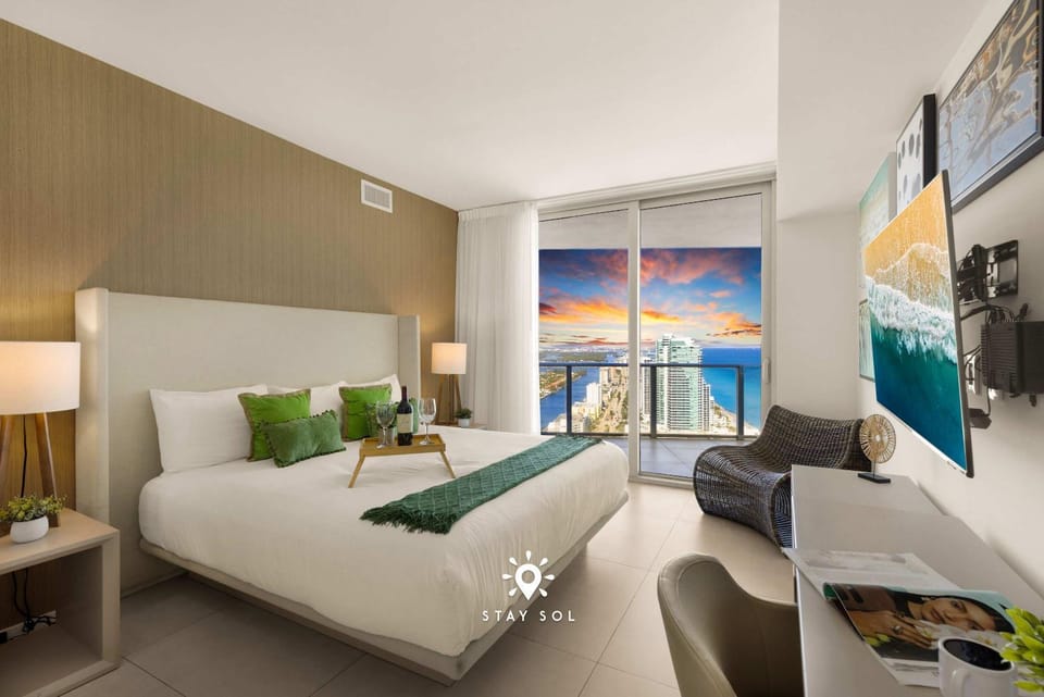 Stunning 1BR Apt With Ocean View Balcony Apartment in Hollywood Beach