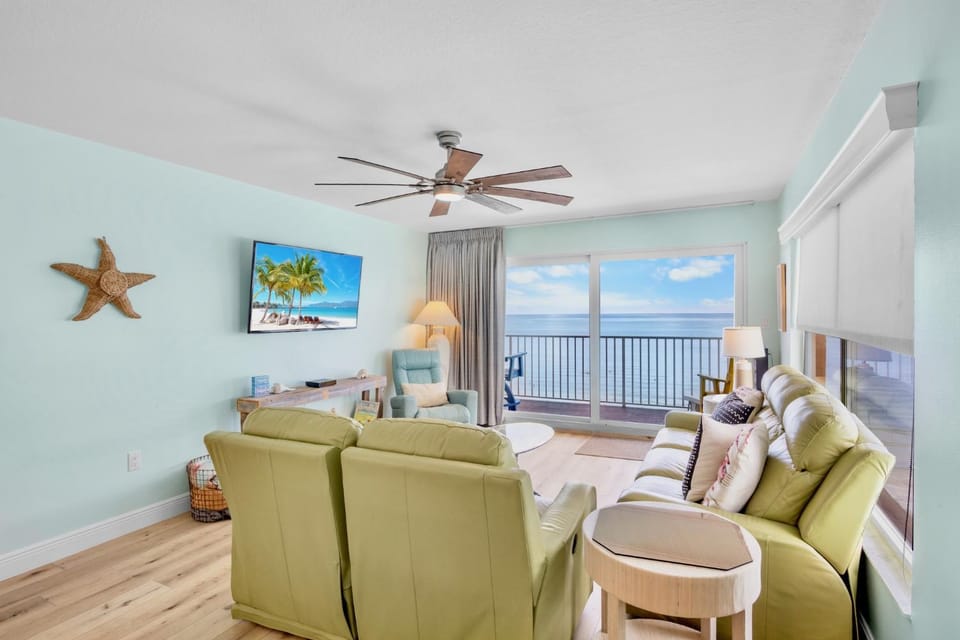 TV and multimedia, View (from property/room), Balcony/Terrace, Living room, Seating area, Sea view, furniture