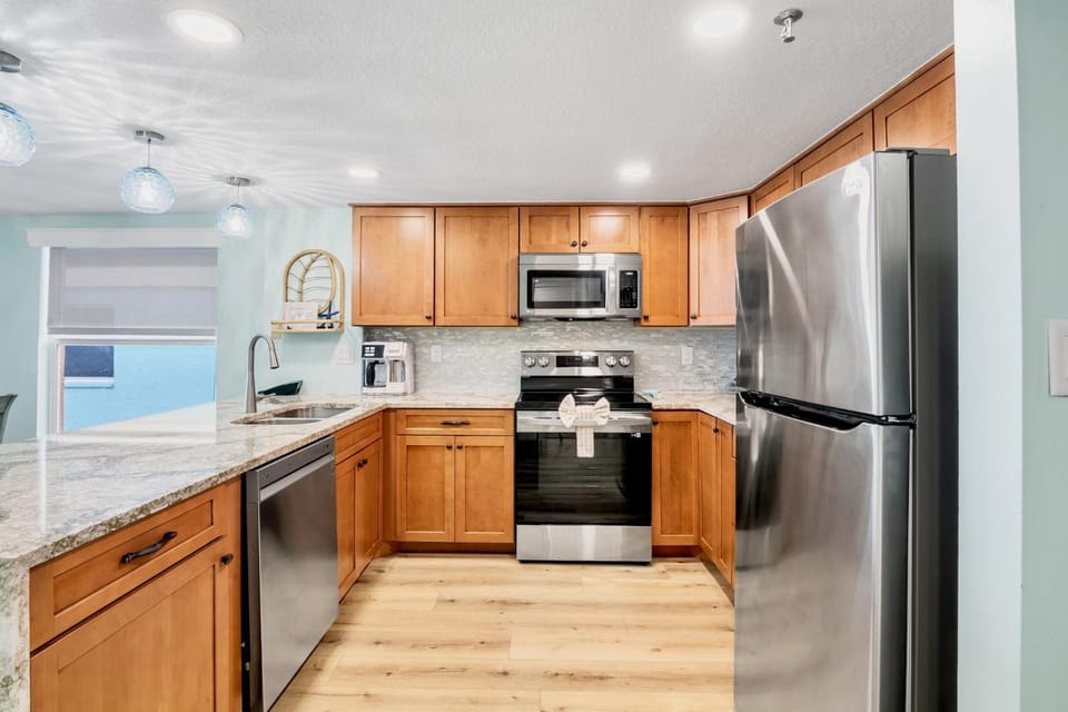Kitchen or kitchenette, microwave, oven, stove