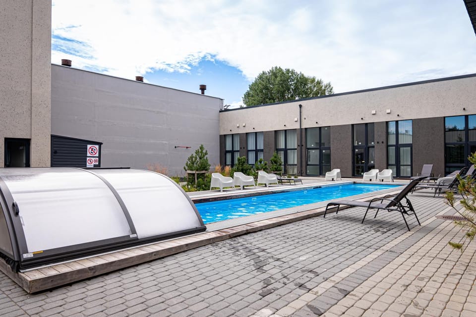 Day, Swimming pool