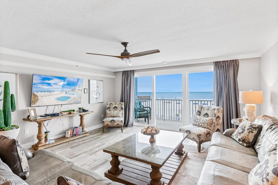 Day, TV and multimedia, Balcony/Terrace, Living room, Seating area, Sea view, furniture