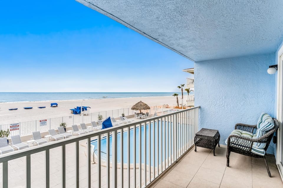 Day, Balcony/Terrace, Seating area, Beach, Sea view, Swimming pool