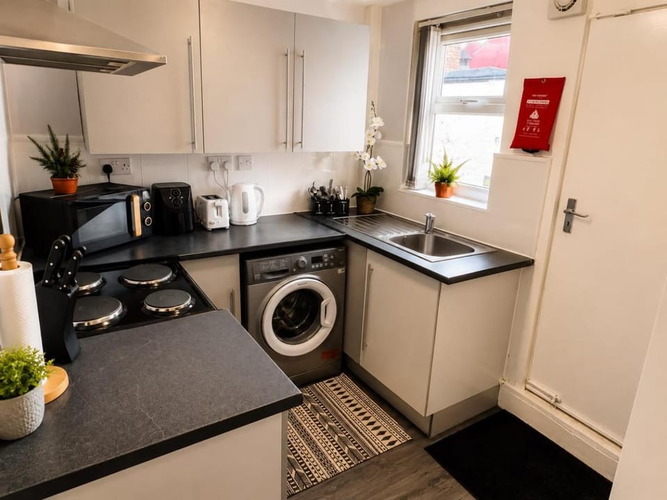 Coffee/tea facilities, Kitchen or kitchenette, oven, pet friendly, stove, toaster, washing machine, dryer
