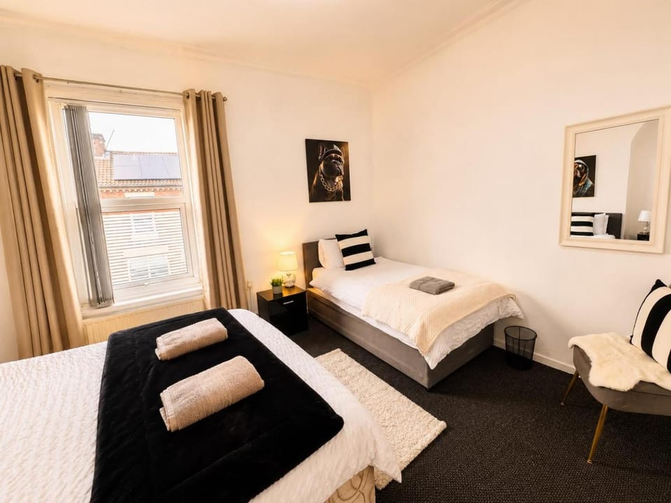 Bed, Photo of the whole room, Bedroom, towels