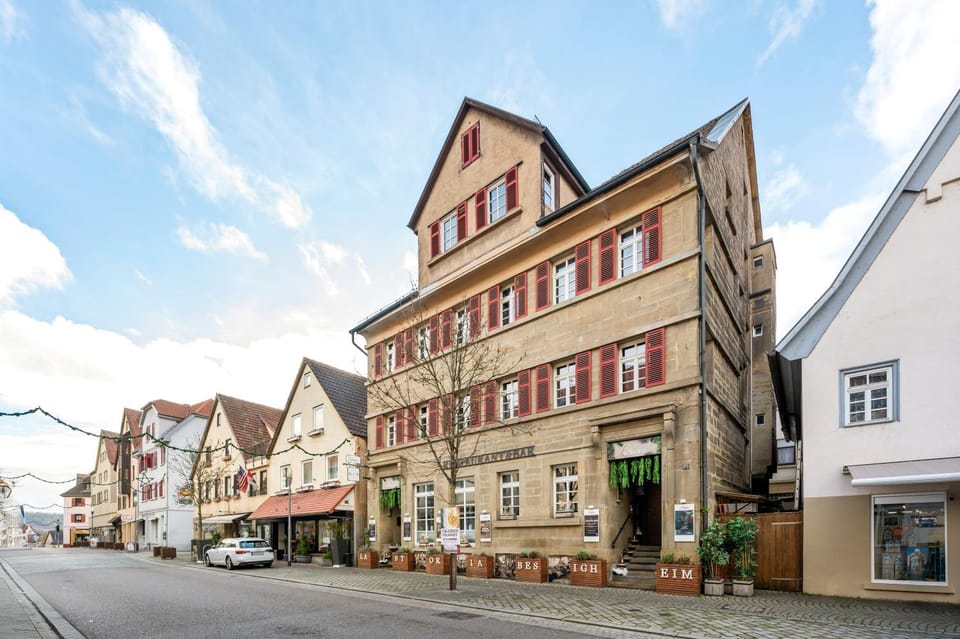 Property building, Day, Neighbourhood, City view, Street view, Location, Parking