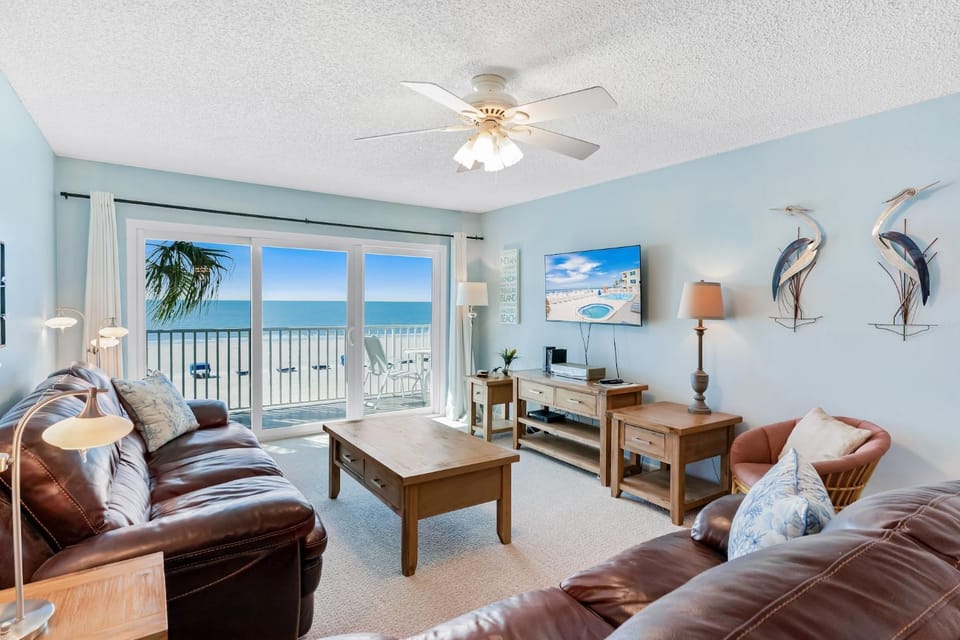 Day, TV and multimedia, Balcony/Terrace, Living room, Seating area, Beach, Sea view, furniture