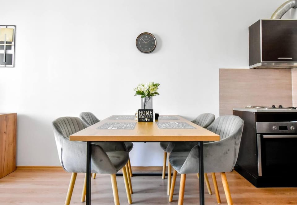 Dining area, oven