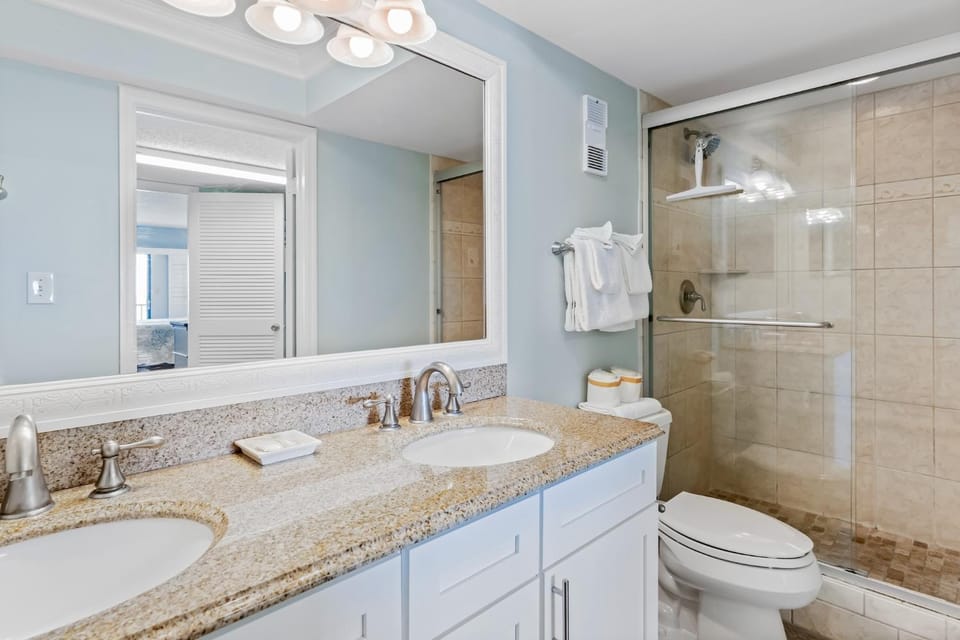 Shower, Toilet, Bathroom, towels