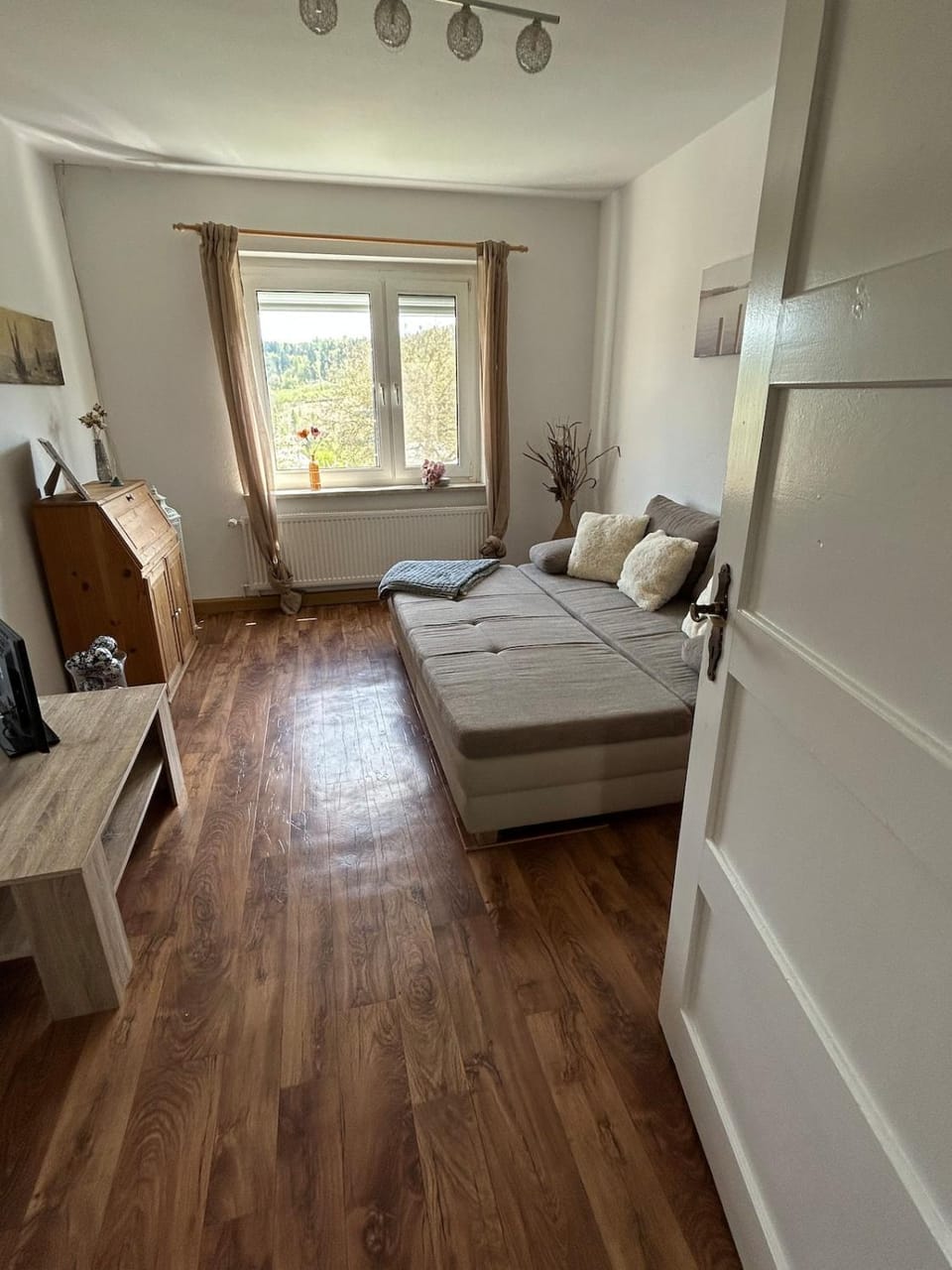 Bed, TV and multimedia, Living room, Photo of the whole room