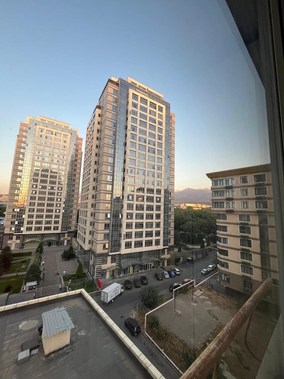Property building, Day, Neighbourhood, City view, Street view, Location, Parking