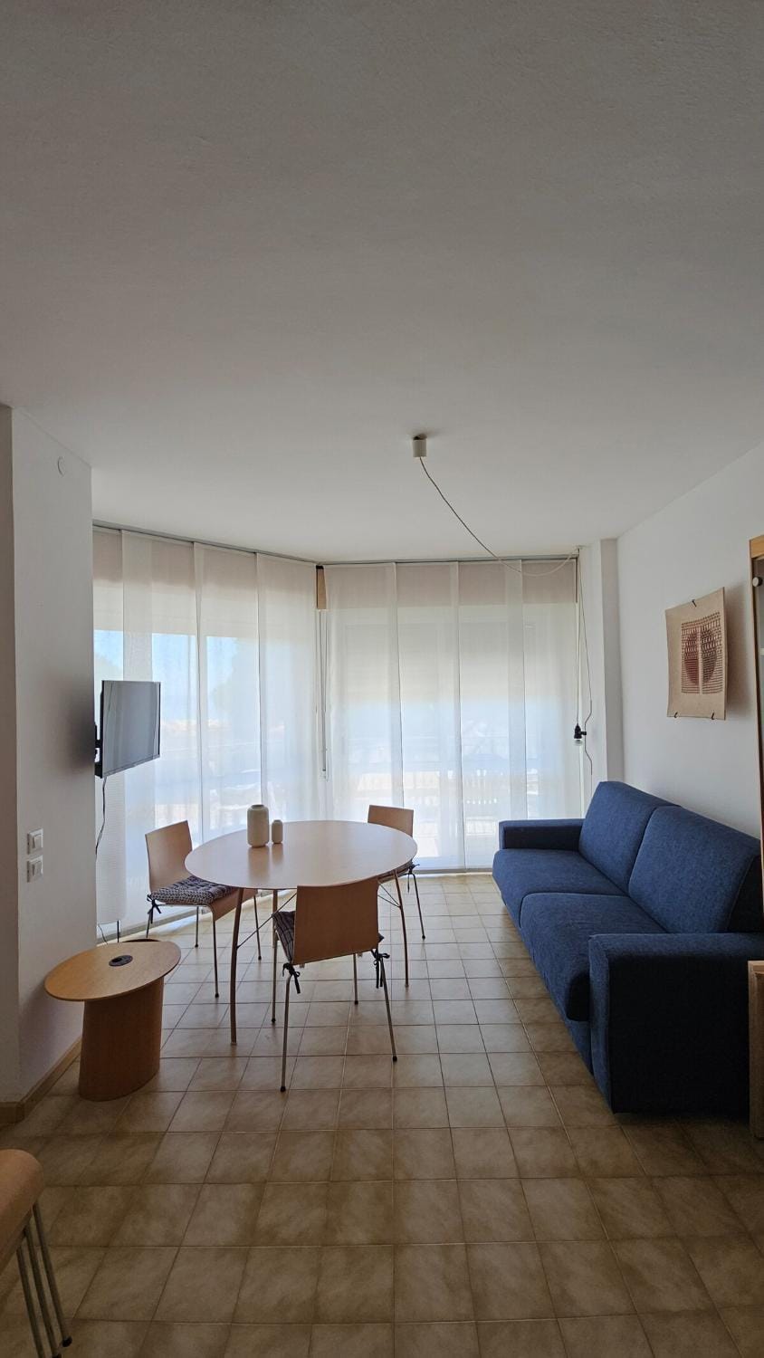 TV and multimedia, Living room, Seating area, Dining area