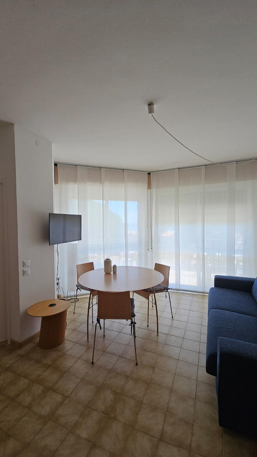 TV and multimedia, Living room, Seating area, Dining area